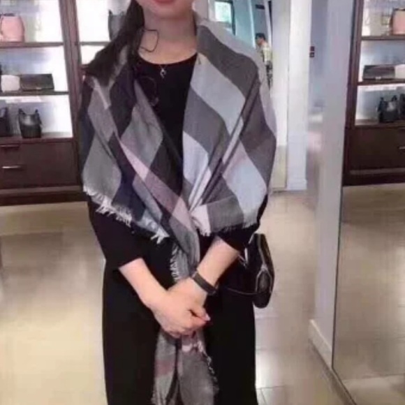 NWT Burberry relaxed mega check modal wool scarf in beautiful dark trenc… - Picture 9 of 9